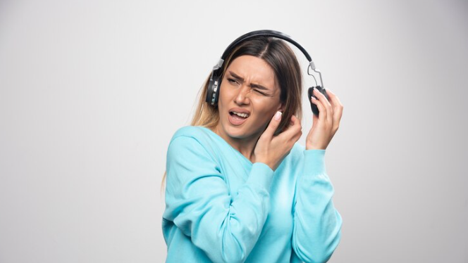 Bahaya Mendengarkan Musik Keras Lewat Earphone Bisa Rusak Pendengaran Permanen