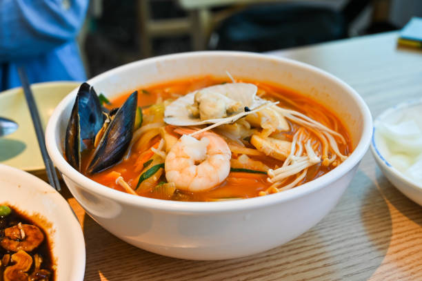 Sensasi Jjampong Singil Dong, Mi Pedas Korea