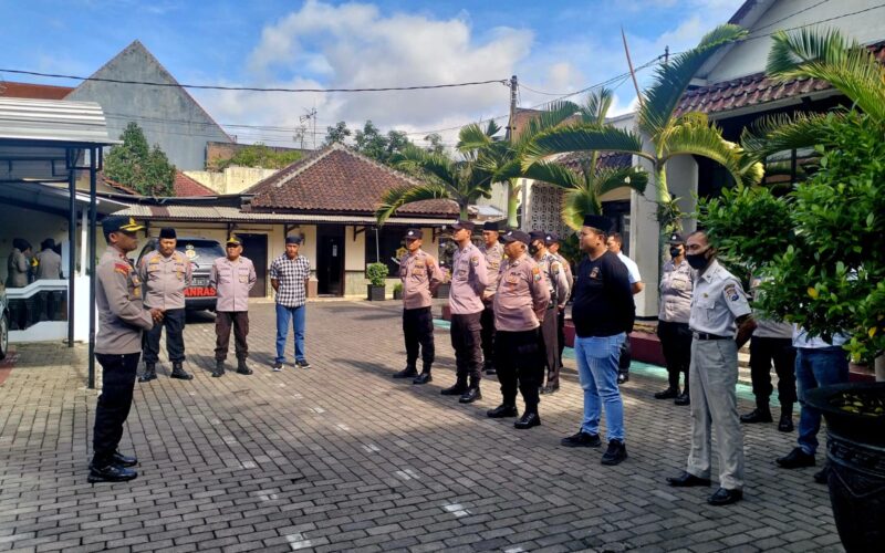 Polsek Singosari Tingkatkan Keamanan Lalu Lintas, Kawal Penyeberangan Pelajar di Pagentan