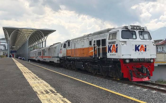 Mudik Bersama Naik Kereta Api Ekonomi Premium: Perjuangan Berburu Tiket hingga Tantangan Packing