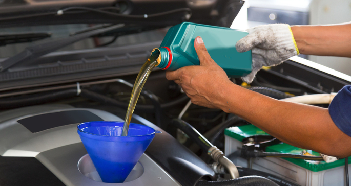 Oli Mobil Berapa Liter? Ini Daftar Lengkap Semua Mereknya