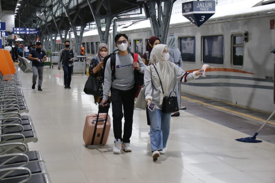 Kereta Api Masih Jadi Transportasi Favorit Warga Semarang Selama Libur Panjang, KAI Daop 4 Layani Hampir 200 Ribu Penumpang