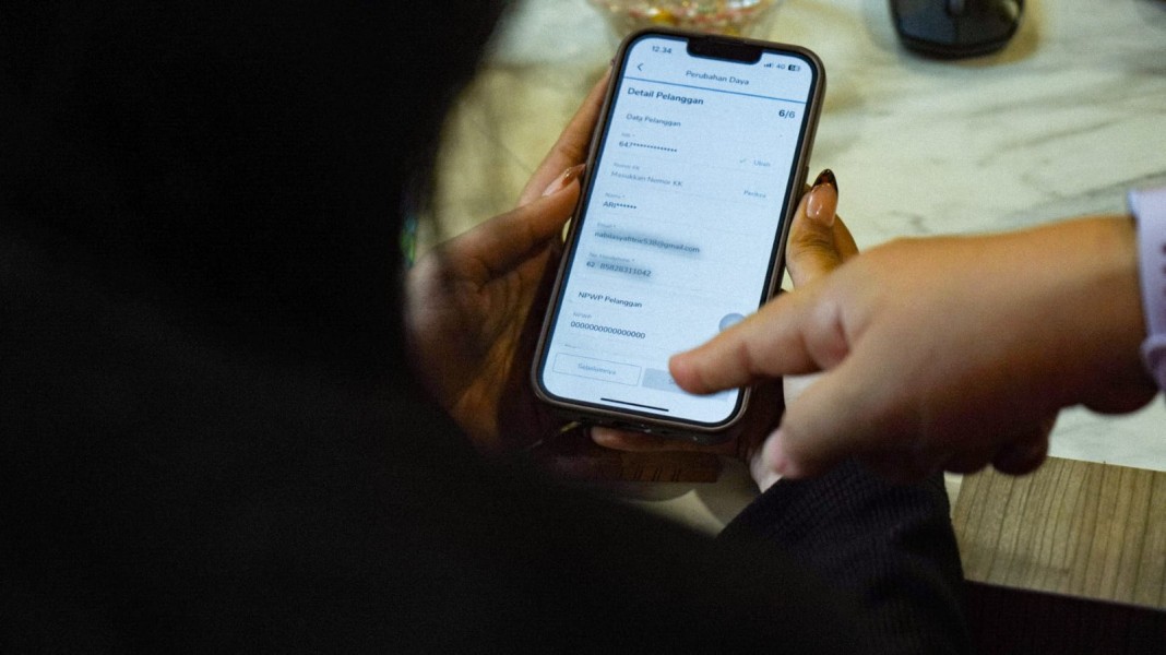 Pada Hari Pelanggan Nasional 2025 GM PLN UID Kaltimra Meluncurkan Fitur Digital Baru Untuk Mempermudah Pelanggan Mengakses Informasi Dan Layanan Listrik Secara Online