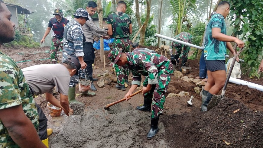 Sinergi Kuat TNI Polri Dan Rakyat Bangun Plengsengan TMMD Di Situbondo