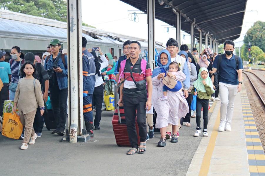 KAI Daop 3 Cirebon Sediakan 23.404 Tiket Kereta Api untuk Libur Waisak, Siapkan Layanan Khusus untuk Penumpang