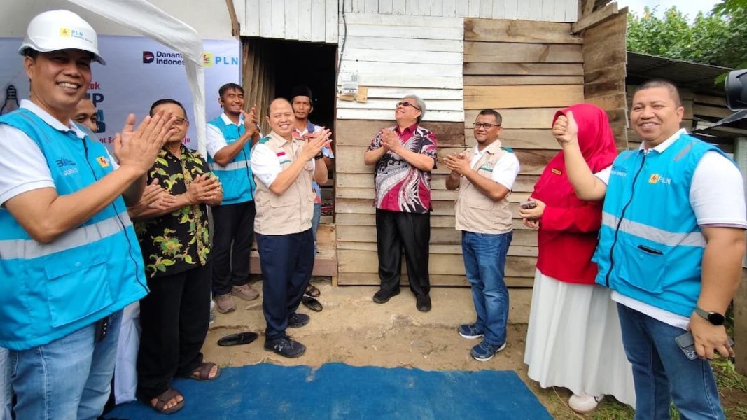 LUTD PLN Terangi 121 Keluarga Padang dengan Listrik