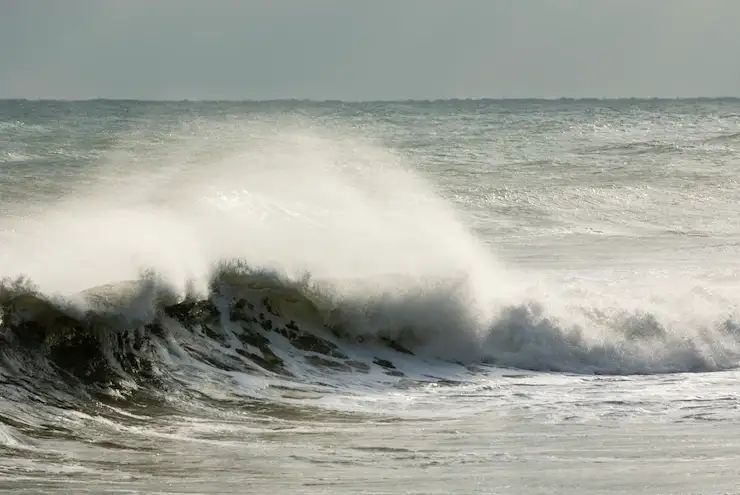BMKG Waspadai Gelombang Tinggi, Jaga Keselamatan di Laut