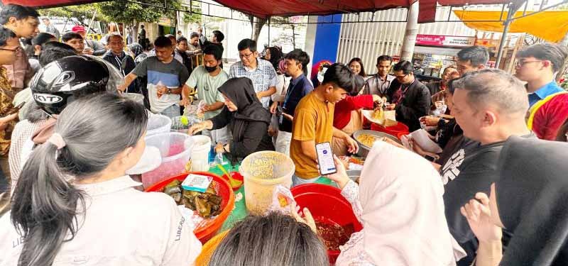 Antusiasme Warga Berburu Takjil Hari Pertama Puasa Berlangsung Meriah