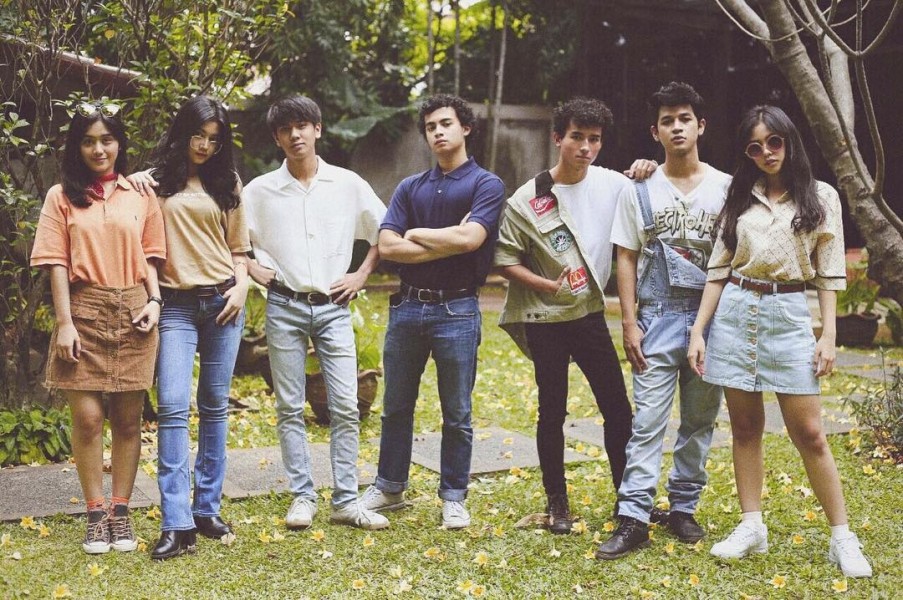 Fashion 90 an Kembali Jadi Tren Anak Muda