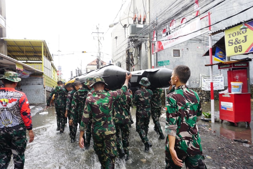 Prajurit TNI Angkatan Darat Bantu Pemulihan Pasca Banjir Bali