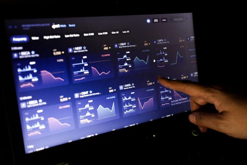Indeks Bisnis 27 Dibuka Melemah, Saham MAPI dan ANTM Tetap Unggul
