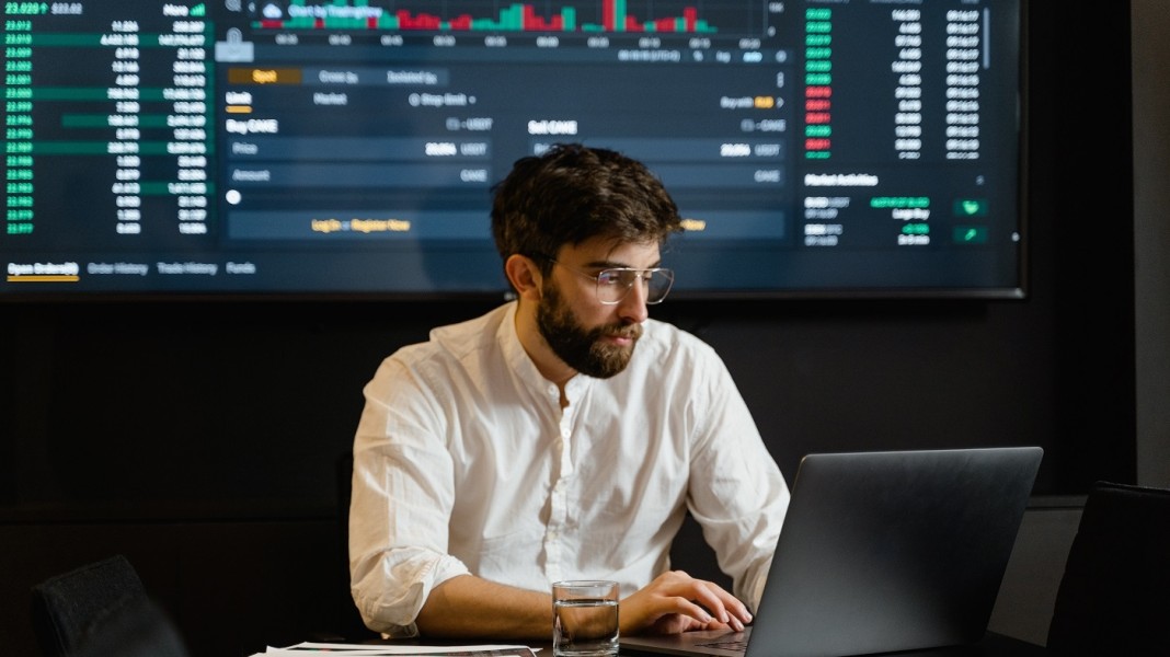 Apa Itu Broker: Tugas, Jenis, dan Rekomendasi Aplikasinya