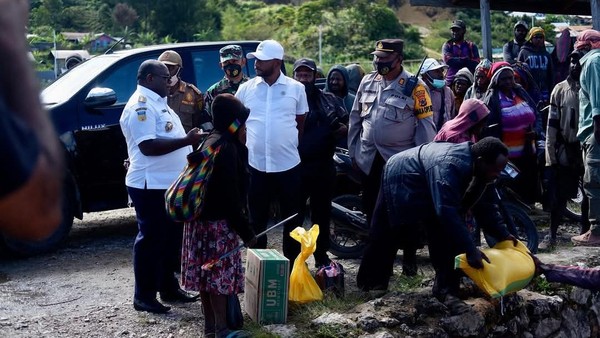 Pembangunan Infrastruktur Listrik 24 Jam di Papua, Yan Permenas Mandenas Janjikan Komitmen untuk 3 Kabupaten