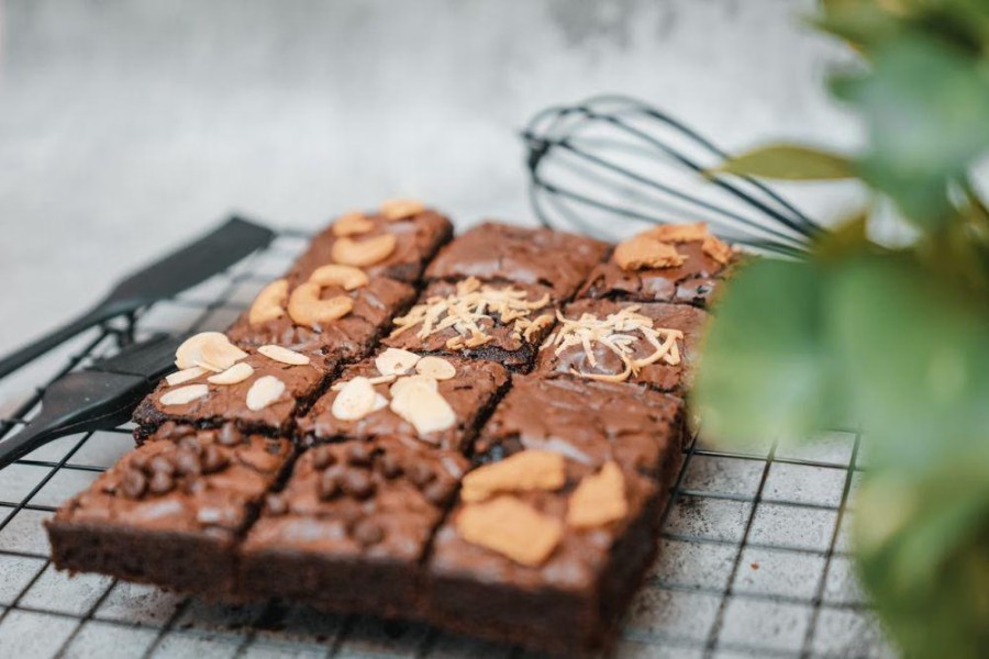 tips membuat kue kering brownies empuk shiny crust