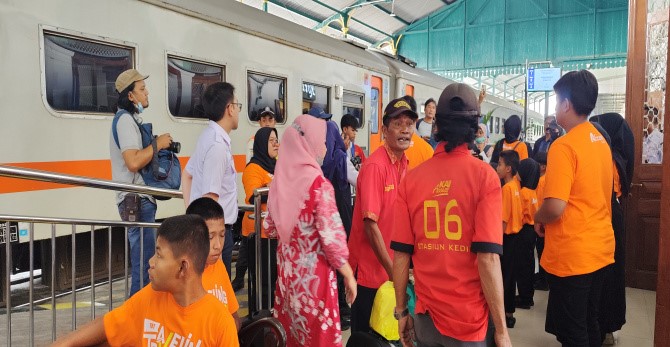 KAI Madiun Ajak Anak Disabilitas Nikmati Pengalaman Naik Kereta Api
