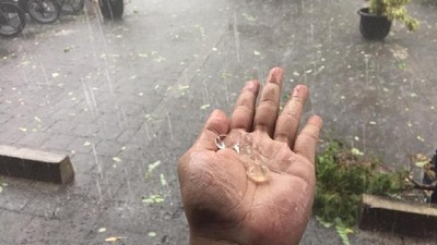BMKG Ungkap Penyebab Hujan Es Disertai Angin Lampung