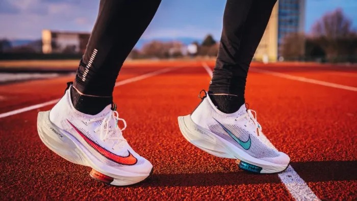 15 Rekomendasi Sepatu Lari Terbaik untuk Berbagai Gaya Lari