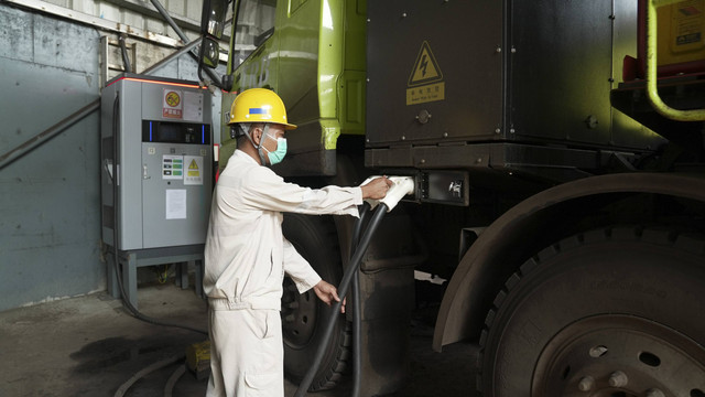 Komitmen PT IMIP Menuju Industri Hijau: Implementasi Truk Listrik, PLTS, dan Incinerator
