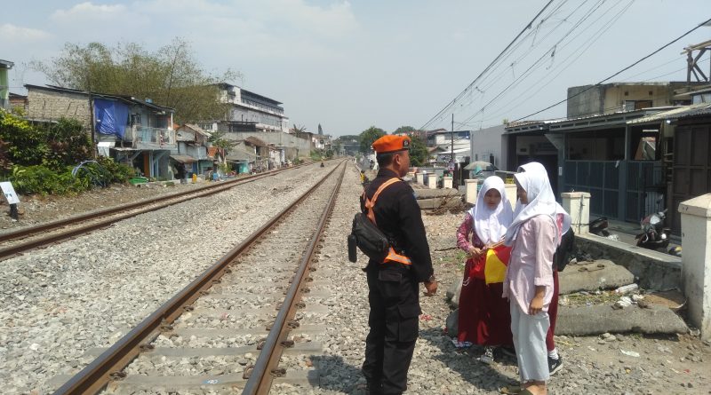 Larangan KAI Daop 2 Bandung: Ngabuburit di Jalur Kereta Api Bisa Berisiko Fatal