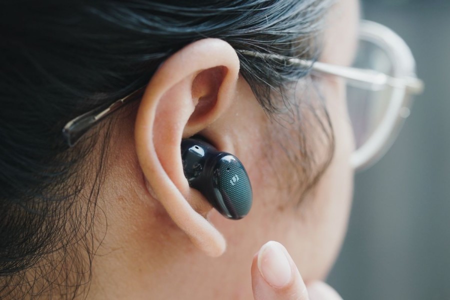 Cara Tepat Menjaga Pendengaran Saat Menggunakan Earphone Secara Sehat