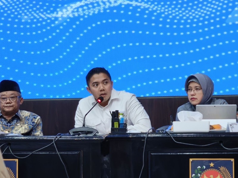 Seskab Teddy Dorong Orang Tua Batasi Akses Media Sosial Anak