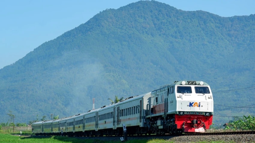 Joglosemarkerto Dominasi, Ini 10 Kereta Api Paling Ramai