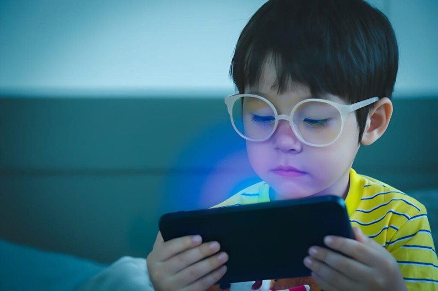 Cegah Mata Minus Anak dari Pemakaian Gadget Berlebihan, Inilah Gejala dan Tipsnya