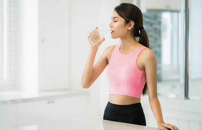 Minum Air Sambil Berdiri, Benarkah Bisa Ganggu Kesehatan Ginjal?