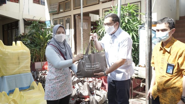 BNI Salurkan Bantuan Kemanuasiaan untuk Korban Banjir di Bekasi