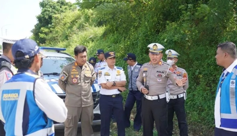 Tindak Tegas Parkir Liar: Pemkab Batang dan Jasa Marga Bersihkan Bahu Jalan Exit Tol Kandeman