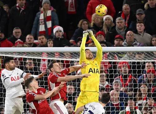 Hasil Liga Champions Tadi Malam: Tottenham Selamat Berkat Aksi Gemilang Vicario