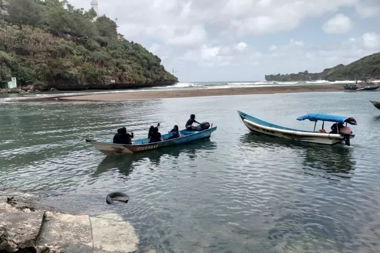 Jasa Penyeberangan Nelayan Baron Dorong Wisata Aman