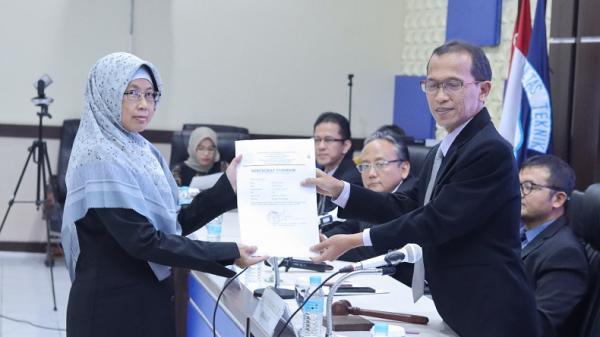 Inovasi Baterai Listrik Dr. Annie Purwani Dapatkan Pujian dalam Ujian Doktor di UNS