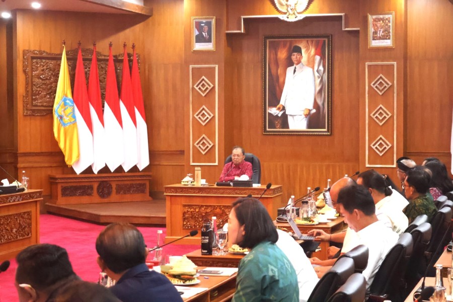 Gubernur Bali Wayan Koster Pimpin Rapat Pembentukan BUMD dan Perseroda Pangan, Air, Energi, dan Transportasi di Gedung Kertha Sabha Jayasabha