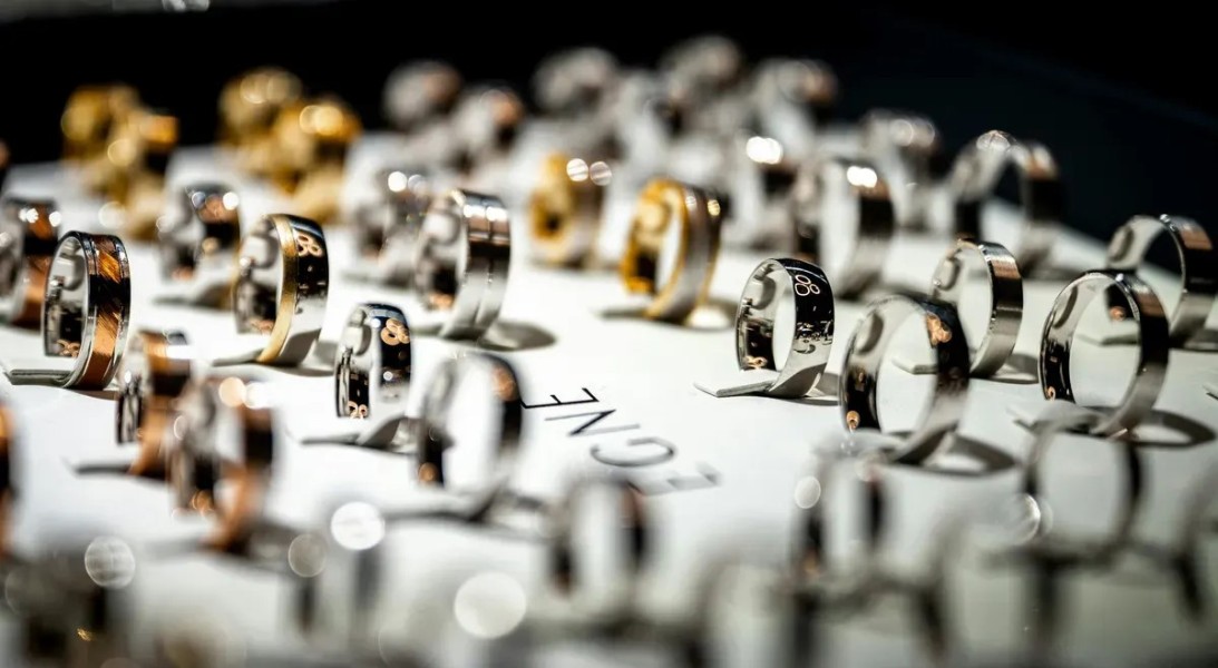 Update Harga Emas Perhiasan Rajaemas dan Lakuemas Hari Ini 25 November 2025