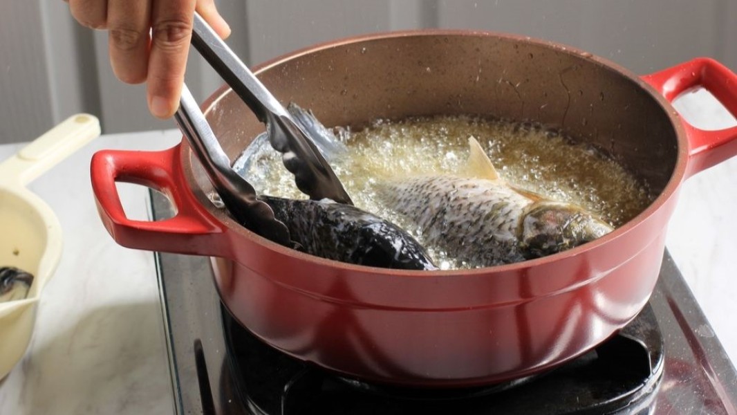 Trik Menggoreng Ikan Tanpa Percikan Minyak dengan Metode Aman dan Sederhana