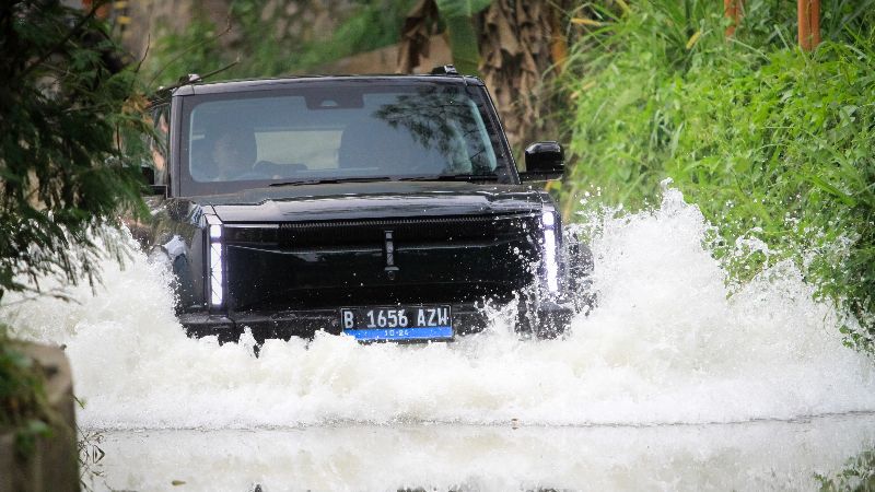 Tips Aman Mengendarai Mobil Listrik Saat Menerobos Banjir di Musim Hujan