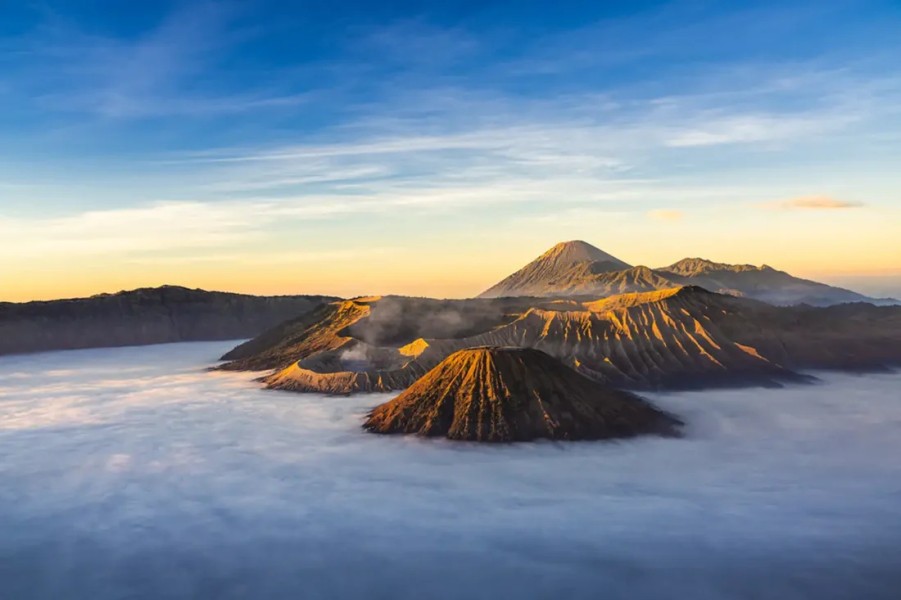 Pesona Gunung Bromo: Sunrise Indah dan Tiket Terjangkau