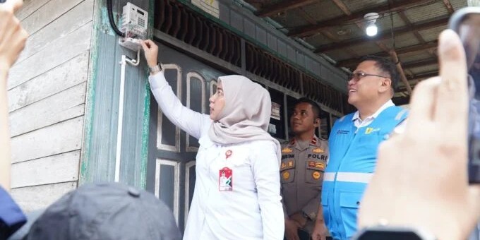 PLN Nyalakan Listrik Warga Banjarbaru Lewat Program Light Up The Dream