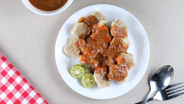 Wisata Kuliner Bandung: Menikmati Siomay Legendaris dari Malam hingga Siang