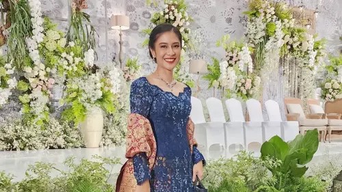 Dian Sastro Tampilkan Batik Bernuansa Tradisi dan Fashion Kekinian