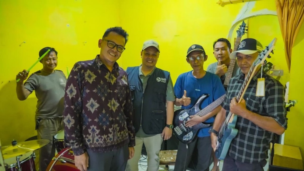 Komunitas Seni Desa Dan Pesisir Sukabumi Dapat Dukungan Alat Musik Dari BRI