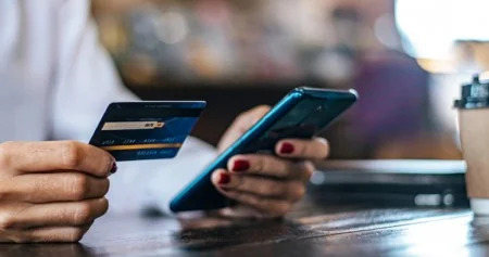 Generasi Z Tinggalkan Kartu Kredit, Pilih Transparansi dalam Finansial di 2025