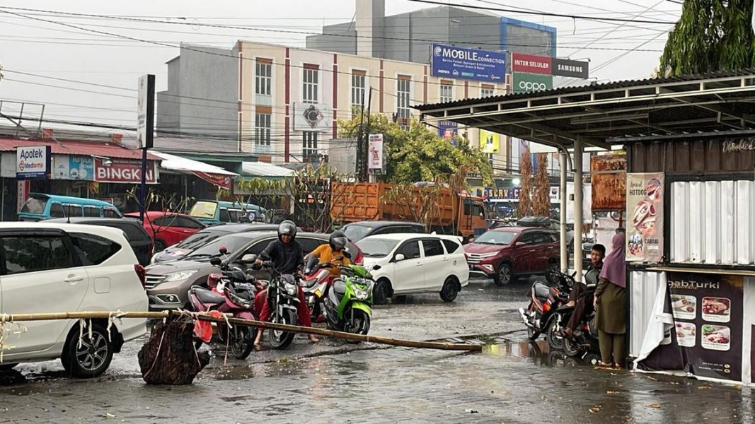 BMKG : Prakiraan Cuaca Jakarta Besok Berawan Tebal Dan Hujan Siang Hingga Sore