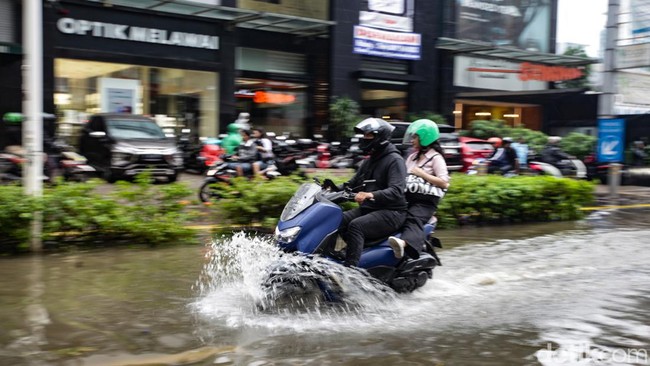 Tips Aman Berkendara Saat Musim Hujan dan Banjir Beserta Perlindungan Kendaraan Lengkap