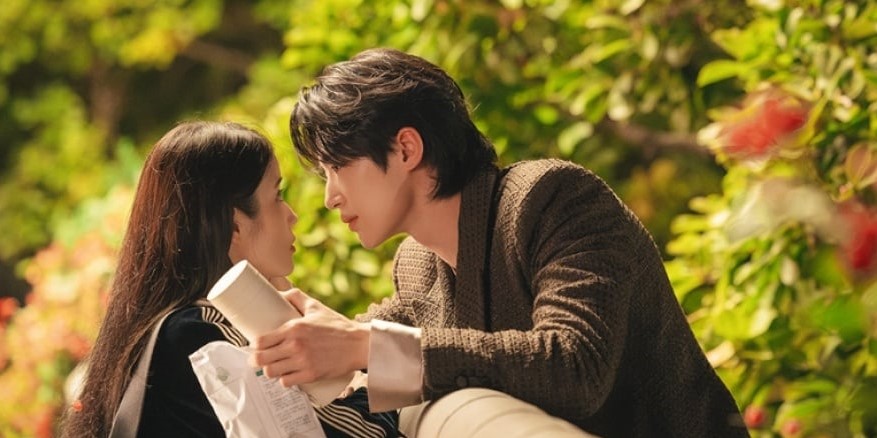 Drama Romantis Akan Tampilkan IU dan Byeon Woo Seok Sebagai Pasangan Utama