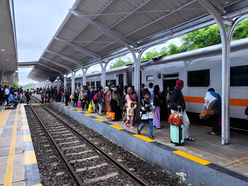 Daftar Lengkap Harga Tiket Kereta Ekonomi Surabaya-Semarang 2025