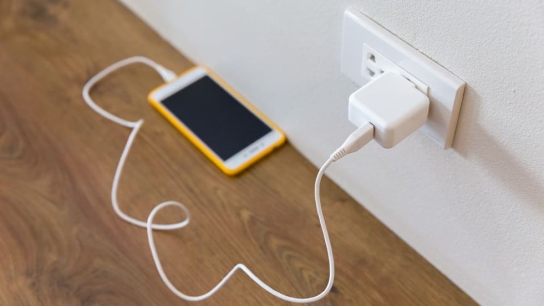 Mengenal Swippitt: Gadget Unik Seperti Pemanggang Roti yang Bisa Isi Daya HP dalam Hitungan Detik
