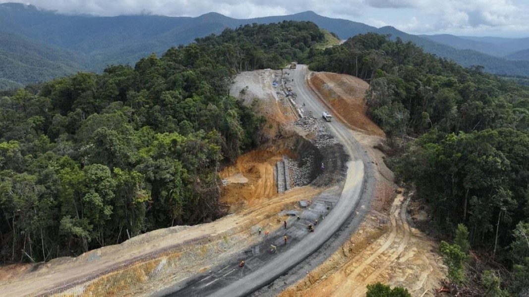 Proyek Infrastruktur Jalan Trans Papua Berhasil Serap Dua Ribu Tenaga Kerja Lokal