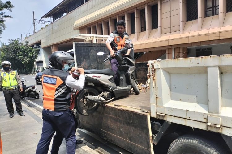 Jakarta Siap Berlakukan Pengangkutan Paksa untuk Kendaraan Parkir Liar di Sekitar Monas